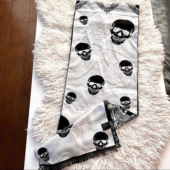 Alexander McQueen style Sofffft Reversible Skull Scarf!🧣🛍️💕 - Picture 6 of 7